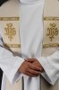 Stuła kapłańska ecru ze złotym haftem IHS – zdjęcie 2