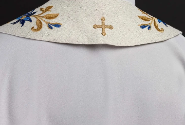 Stuła kapłańska ecru żakardowa z haftem maryjnym – zdjęcie 6