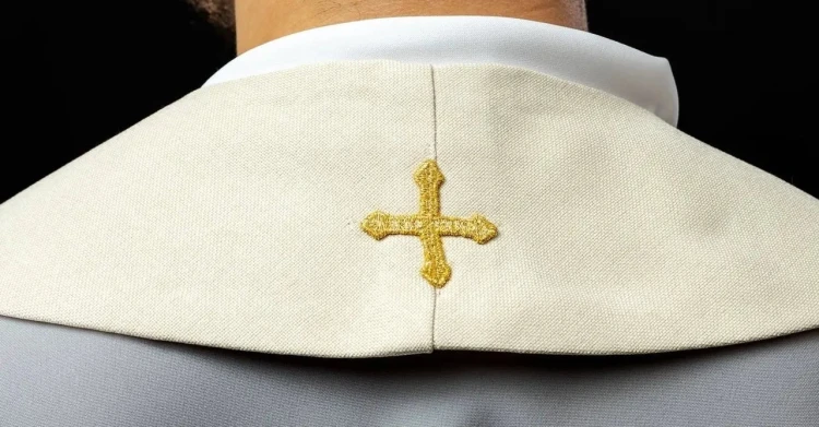 Stuła kapłańska ecru z haftem PAX, kłosami i rybą – zdjęcie 4