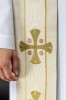 Stuła kapłańska ecru z haftowanymi krzyżami – zdjęcie 2