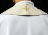 Stuła kapłańska ecru z haftowanymi krzyżami – zdjęcie 5