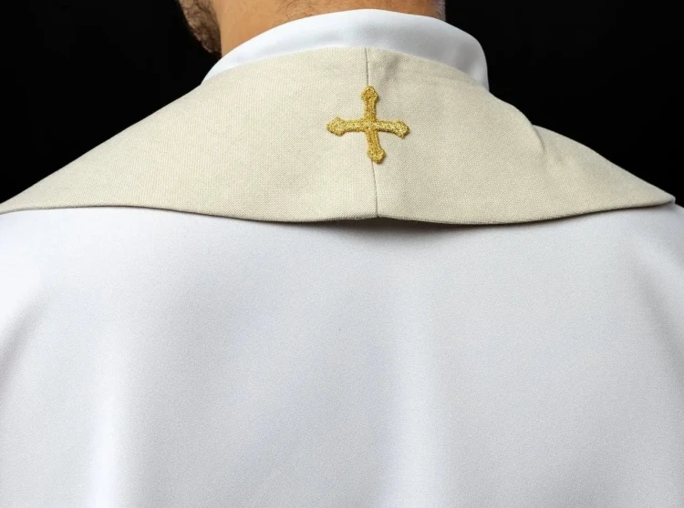 Stuła kapłańska ecru z haftowanymi krzyżami – zdjęcie 5