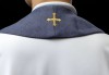 Stuła kapłańska fioletowa z haftowanymi krzyżami – zdjęcie 4