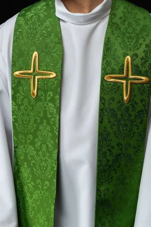 Stuła kapłańska zielona z haftowanym krzyżem – detal 2