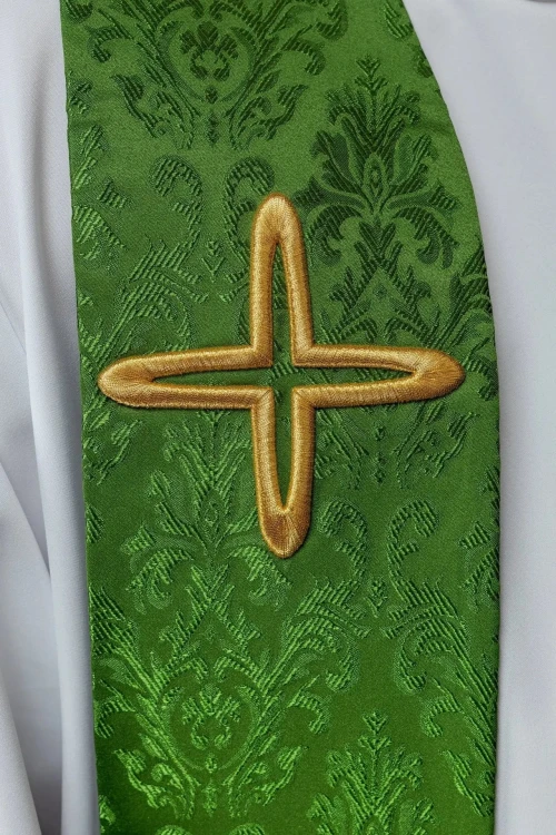 Stuła kapłańska zielona z haftowanym krzyżem – detal 3