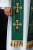 Stuła kapłańska zielona z haftowanymi krzyżami – detal 3