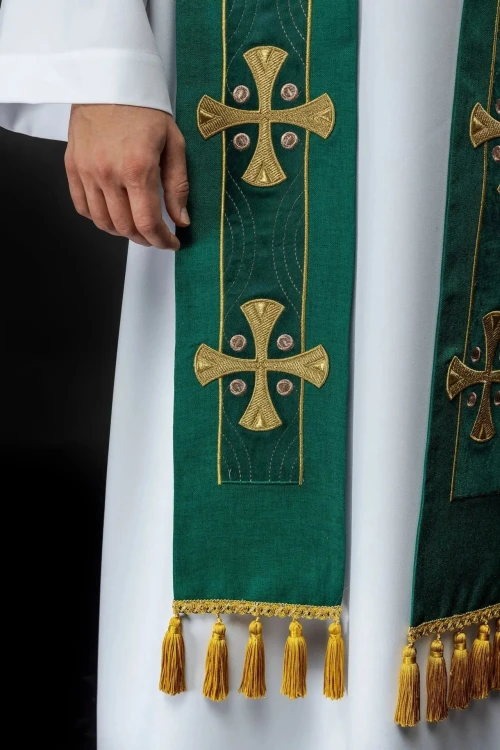 Stuła kapłańska zielona z haftowanymi krzyżami – detal 3