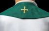 Stuła kapłańska zielona z haftowanymi krzyżami – detal 4