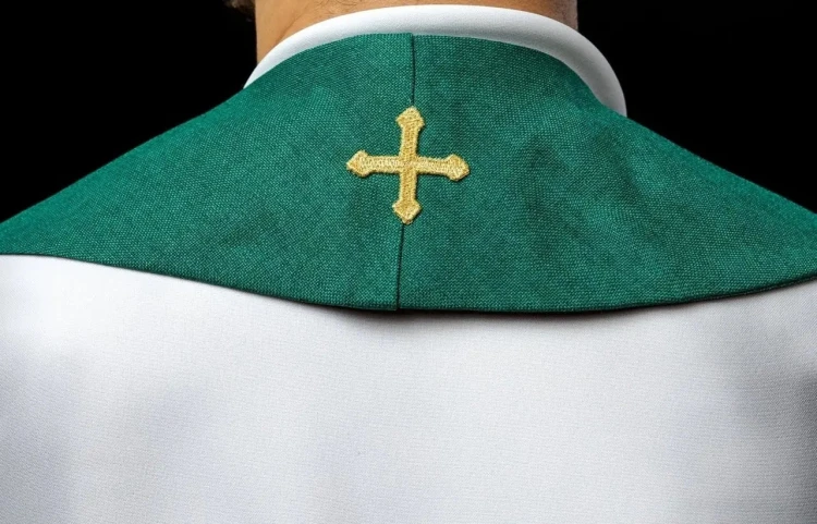 Stuła kapłańska zielona z haftowanymi krzyżami – detal 4