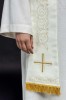 Stuła rzymska ecru z haftowanym krzyżem – detal 4