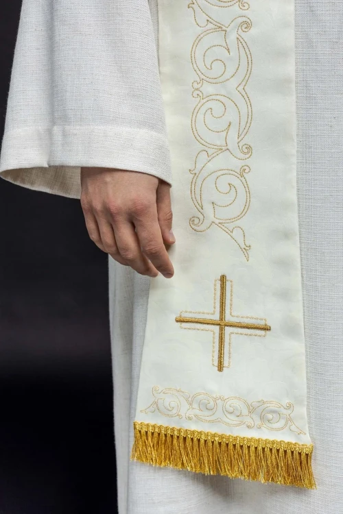 Stuła rzymska ecru z haftowanym krzyżem – detal 4