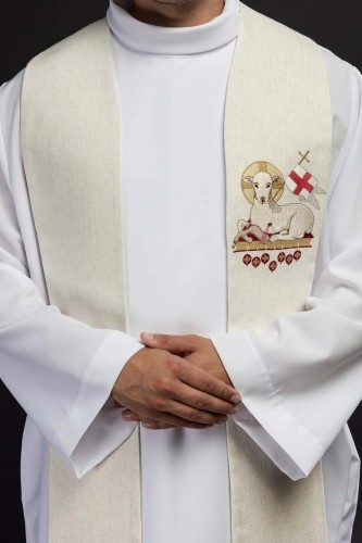 Stuła wielkanocna ecru z haftem Baranka Bożego i krzyża – detal 2