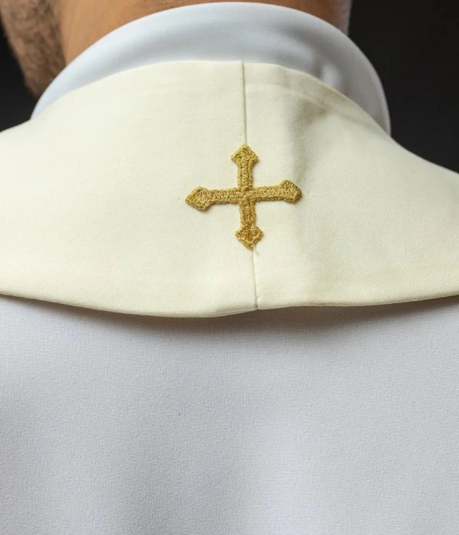 Stuła wielkanocna ecru z haftem Baranka Bożego i krzyża – detal 5