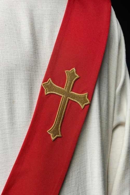 Stuła diakońska czerwona z haftem krzyża – detal 3