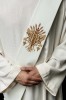 Stuła diakońska ecru z haftem IHS, krzyża, winogron i kłosów – detal 3