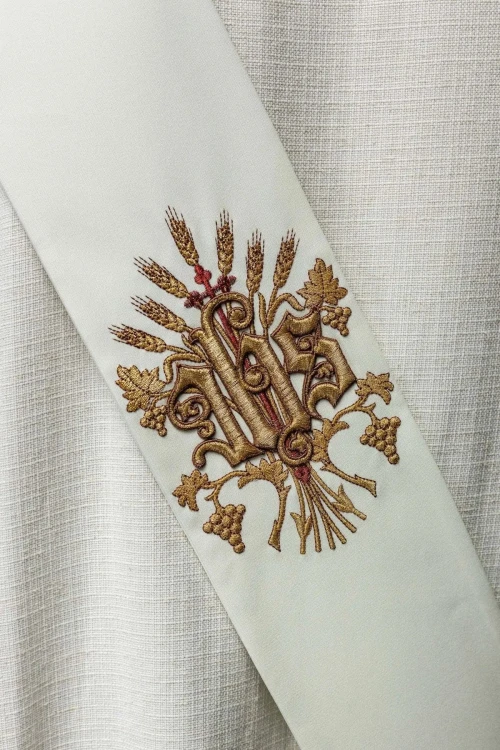 Stuła diakońska ecru z haftem IHS, krzyża, winogron i kłosów – detal 6