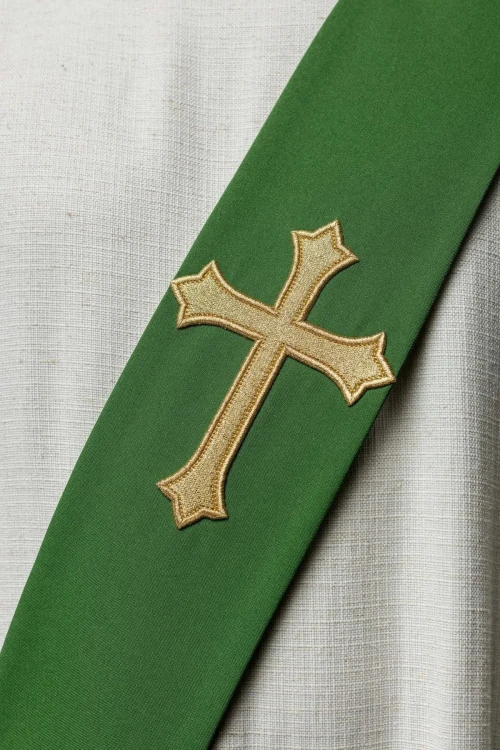 Stuła diakońska zielona z haftem krzyża – detal 3