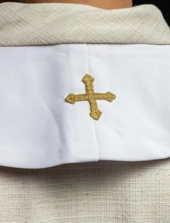 Stuła kapłańska biała z haftem maryjnym – detal 4
