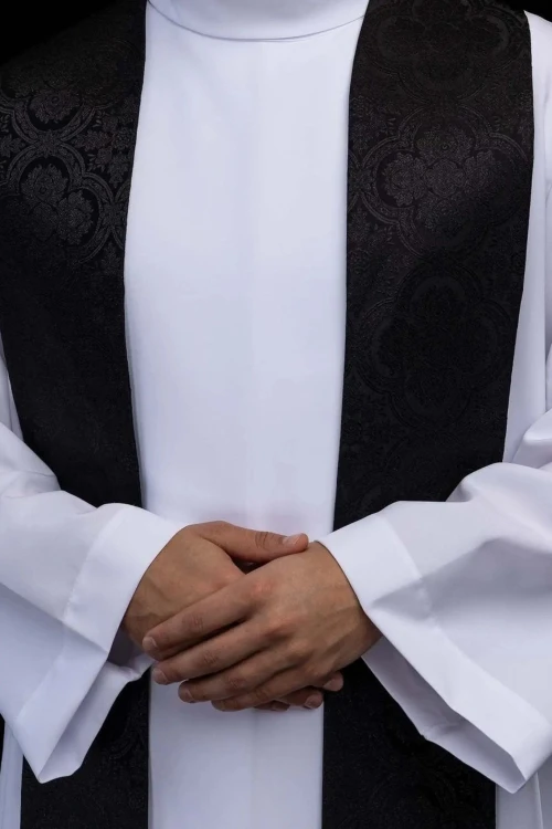 Stuła kapłańska czarna z haftem krzyża – detal 3