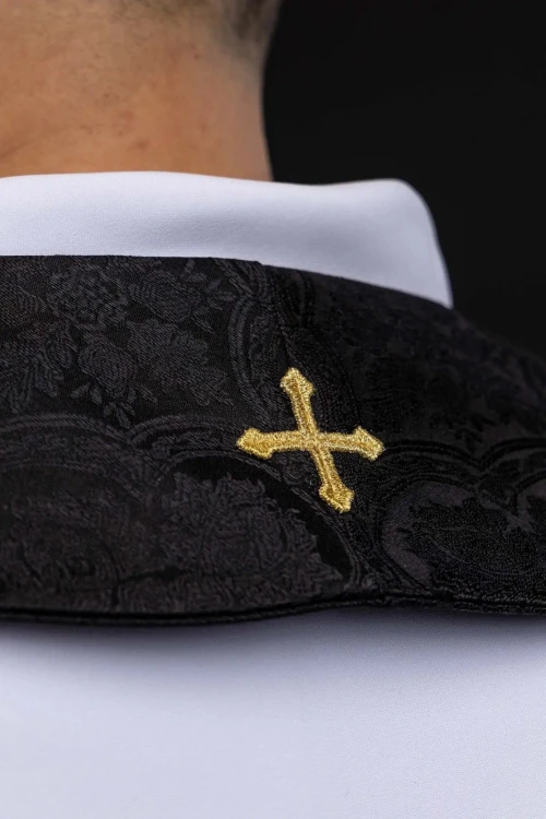Stuła kapłańska czarna z haftem krzyża – detal 4