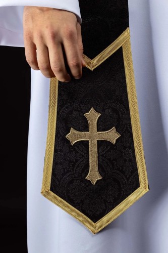 Stuła kapłańska czarna z haftem krzyża – detal 2