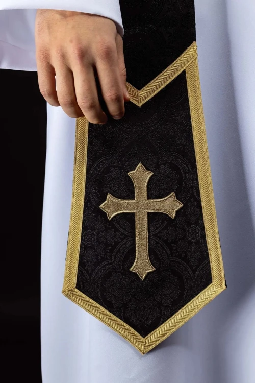 Stuła kapłańska czarna z haftem krzyża – detal 2