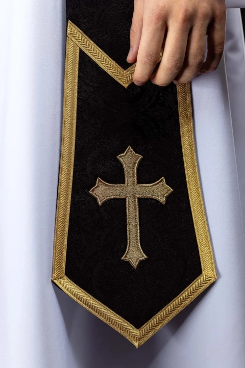 Stuła kapłańska czarna z haftem krzyża – detal 4