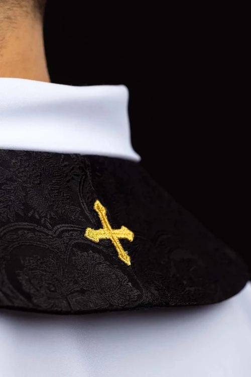 Stuła kapłańska czarna z haftem krzyża – detal 5