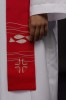 Stuła kapłańska czerwona z dekoracyjnym haftem – detal 4