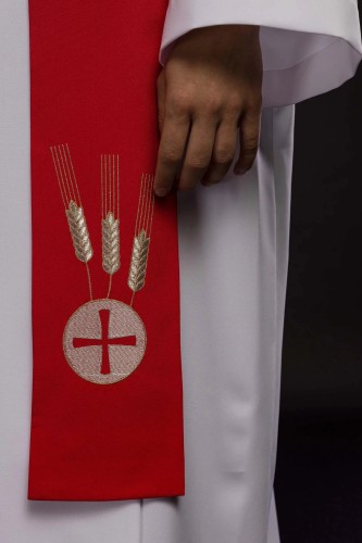 Stuła kapłańska czerwona z haftem eucharystycznym – detal 2