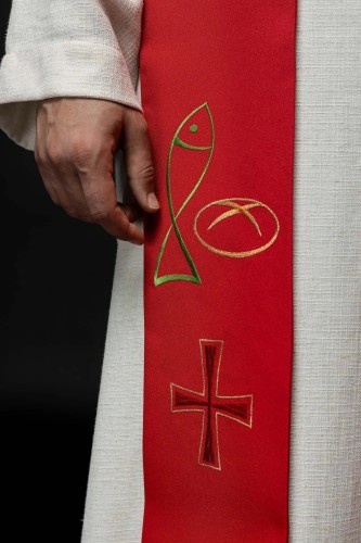 Stuła kapłańska czerwona z haftem krzyża – detal 2