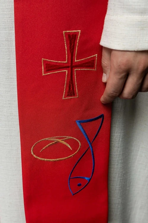Stuła kapłańska czerwona z haftem krzyża – detal 3
