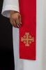 Stuła kapłańska czerwona z haftem krzyża – detal 2