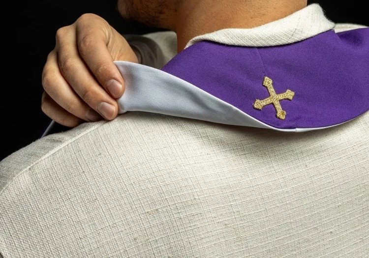 Stuła kapłańska dwustronna fioletowo-biała z haftem Krzyża Jerozolimskiego – detal 3