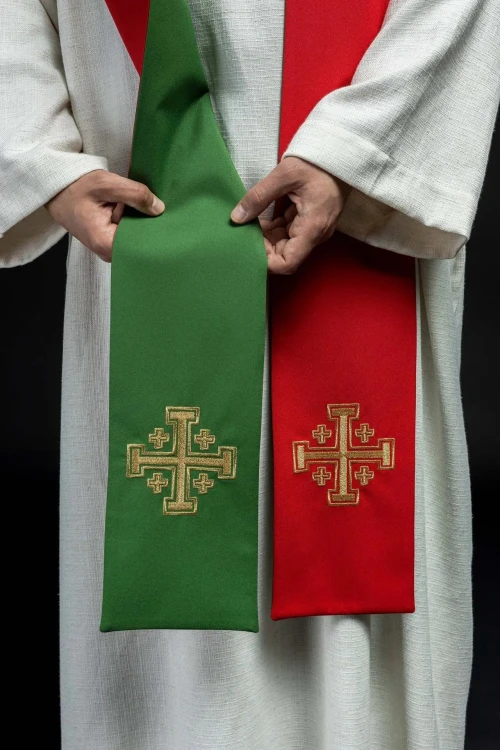 Stuła kapłańska dwustronna zielono-czerwona z haftem Krzyża Jerozolimskiego – detal 2