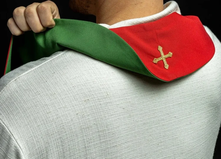 Stuła kapłańska dwustronna zielono-czerwona z haftem Krzyża Jerozolimskiego – detal 3