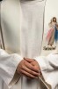 Stuła kapłańska ecru z dekoracyjnym haftem – detal 2