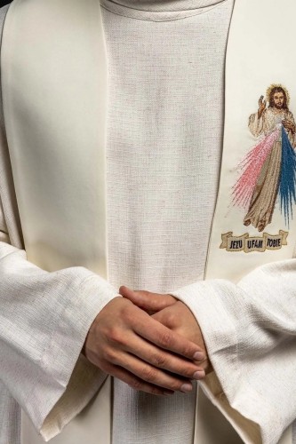 Stuła kapłańska ecru z haftem Jezusa Miłosiernego - wersja angielska – detal 2