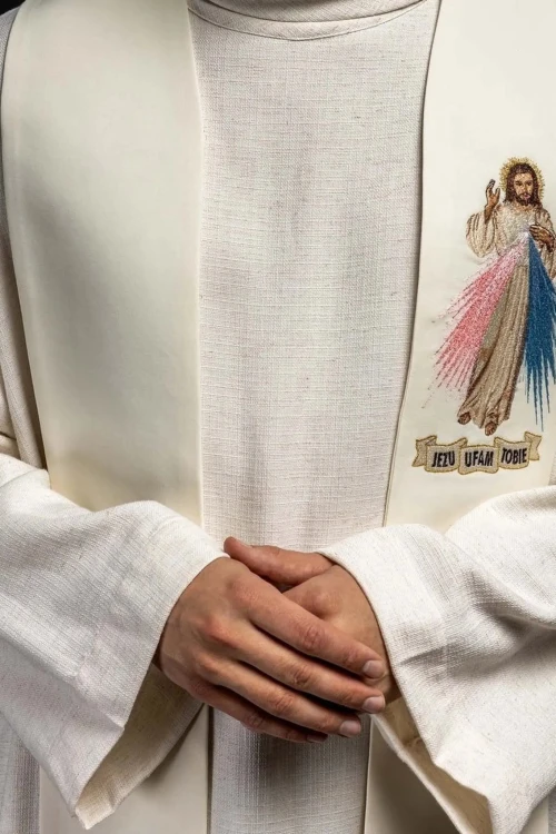 Stuła kapłańska ecru z haftem Jezusa Miłosiernego - wersja angielska – detal 2