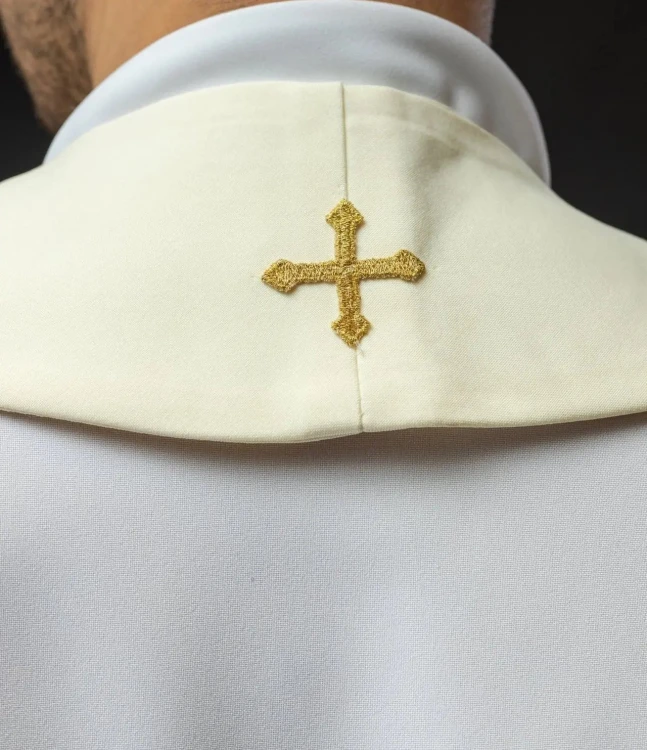 Stuła kapłańska ecru z haftem krzyża – detal 3