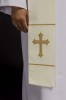 Stuła kapłańska ecru z haftem krzyża – detal 2