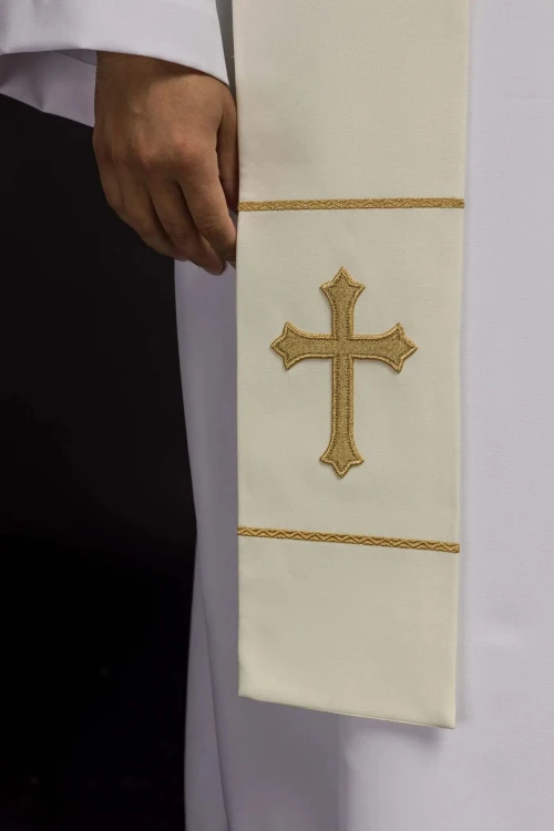 Stuła kapłańska ecru z haftem krzyża – detal 2