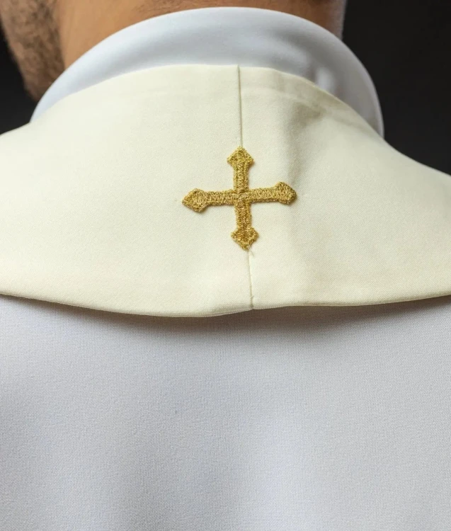 Stuła kapłańska ecru z haftem krzyża – detal 3