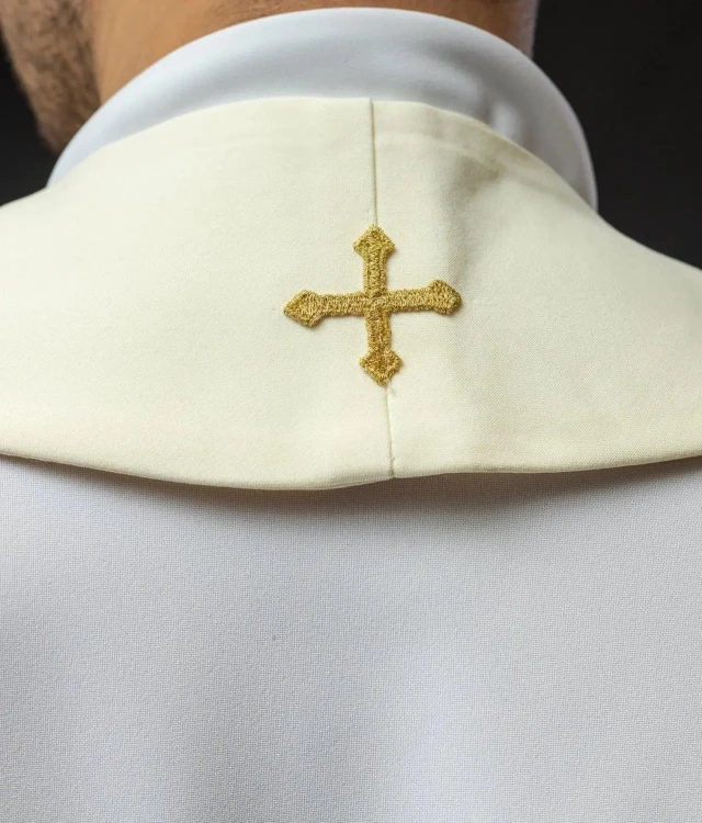 Stuła kapłańska ecru z haftem krzyża – detal 4
