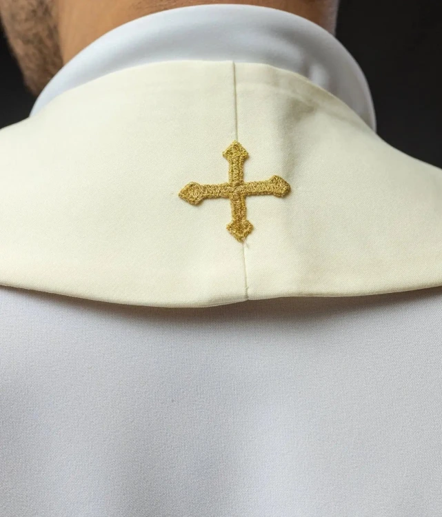 Stuła kapłańska ecru z haftem krzyża – detal 3