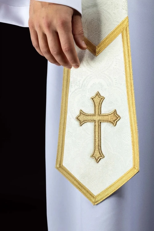 Stuła kapłańska ecru z haftem krzyża – detal 2