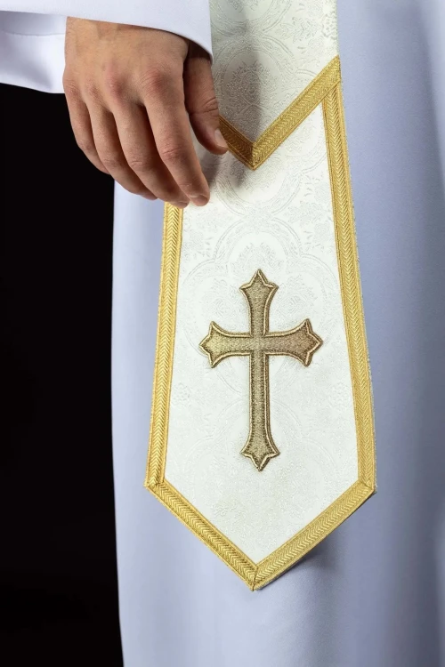 Stuła kapłańska ecru z haftem krzyża – detal 5