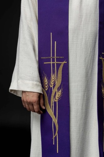 Stuła kapłańska fioletowa z dekoracyjnym haftem – detal 2