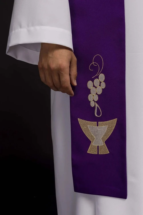 Stuła kapłańska fioletowa z haftem eucharystycznym – detal 2
