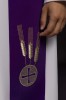 Stuła kapłańska fioletowa z haftem eucharystycznym – detal 3